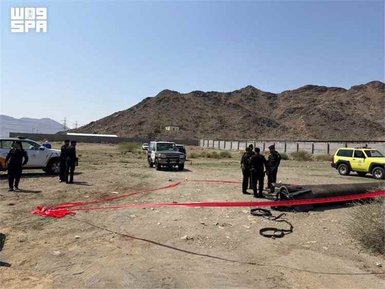 سقوط شظايا صواريخ حوثية بالقرب من مشعر عرفات بعد اعتراض هجوم حوثي استهدف مكة والمدينة في مشهد أمني عاجل بالصور