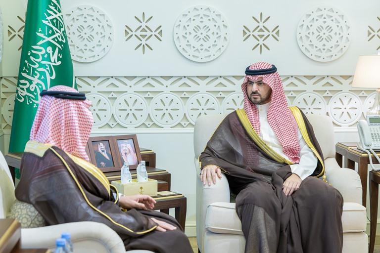 سمو نائب أمير المنطقة الشرقية يستقبل الرئيس التنفيذي لمطارات الدمام لتعزيز التعاون وتطوير قطاع الطيران المدني بالمملكة