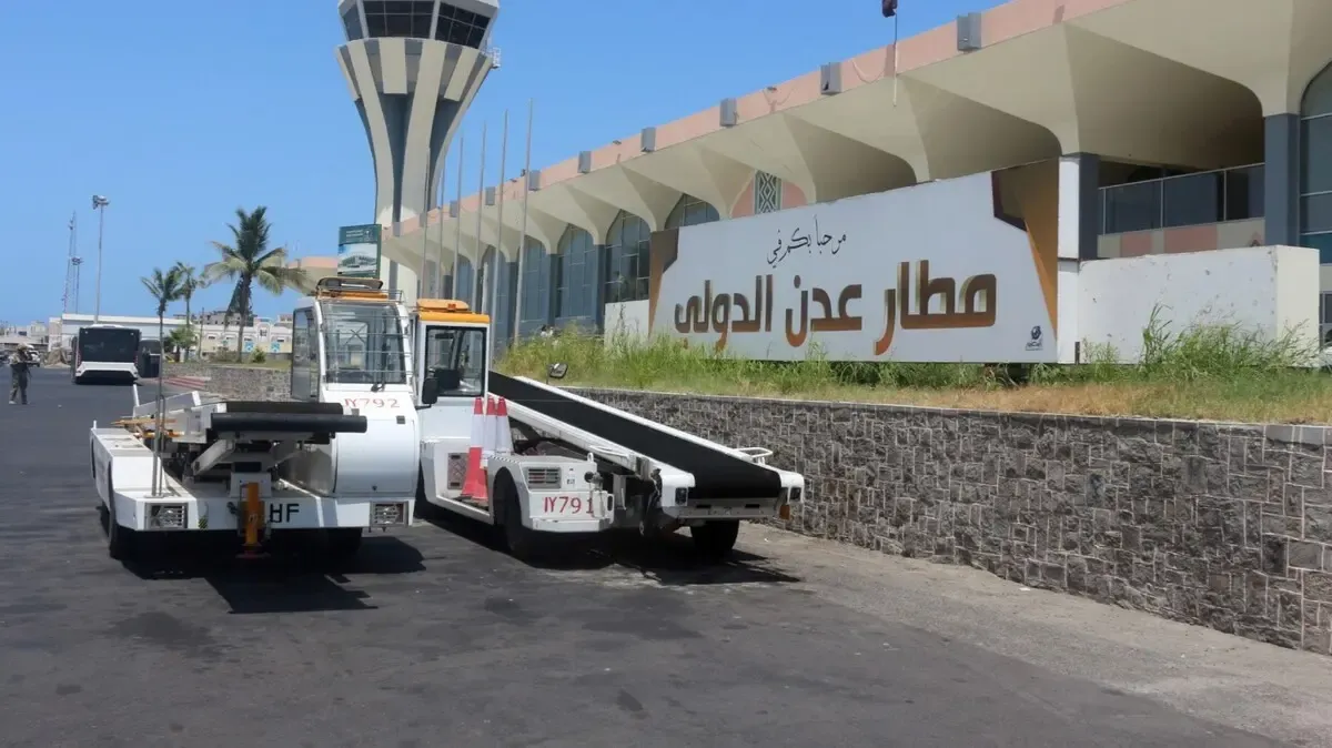 عاجل الحوثيون يطلقون نداء عاجل لإخلاء مطار عدن فوراً وسط تصاعد التوترات العسكرية والأمنية في المدينة