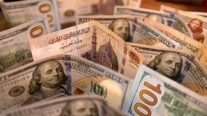 على حافة 56 جنيها لماذا يواصل سعر الدولار ارتفاعه المستمر أمام الجنيه المصري