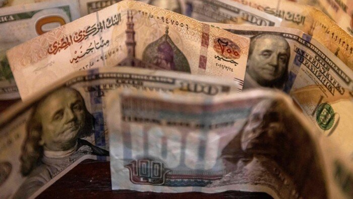 لأول مرة سعر الدولار يلامس 56 جنيهًا وسط تقلبات ملحوظة في سوق العملات الأجنبية المحلية