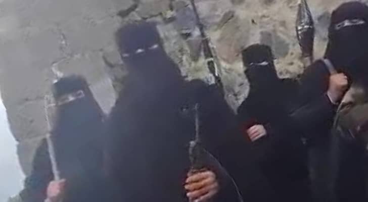 نساء تعز يوجهن رسالة صمود قوية للمقاتلين في الجبهات ملتزمات بخيار الصمود والتحدي