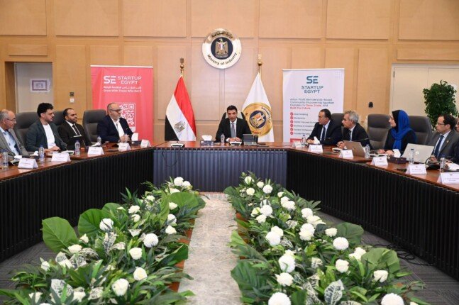 وزير الصناعة يبحث مع 21 شركة ناشئة توطين التكنولوجيا وتعزيز التصنيع المحلي في السوق الوطنية